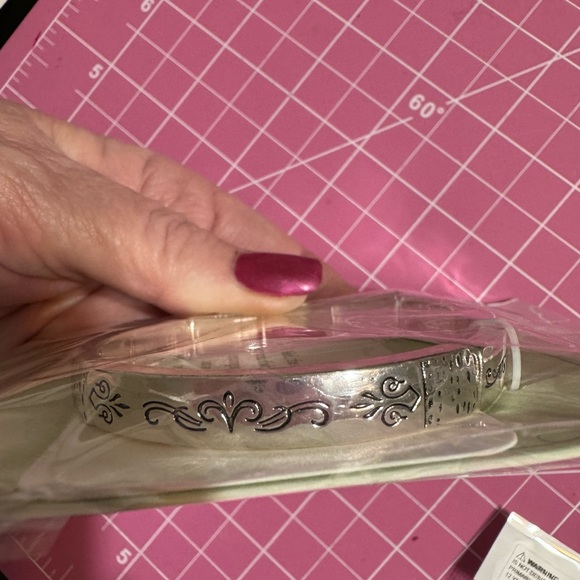 ❤️NWT BOUTIQUE SILVERTONE ' FAITH' STRETCH BRACELET - Picture 3 of 4